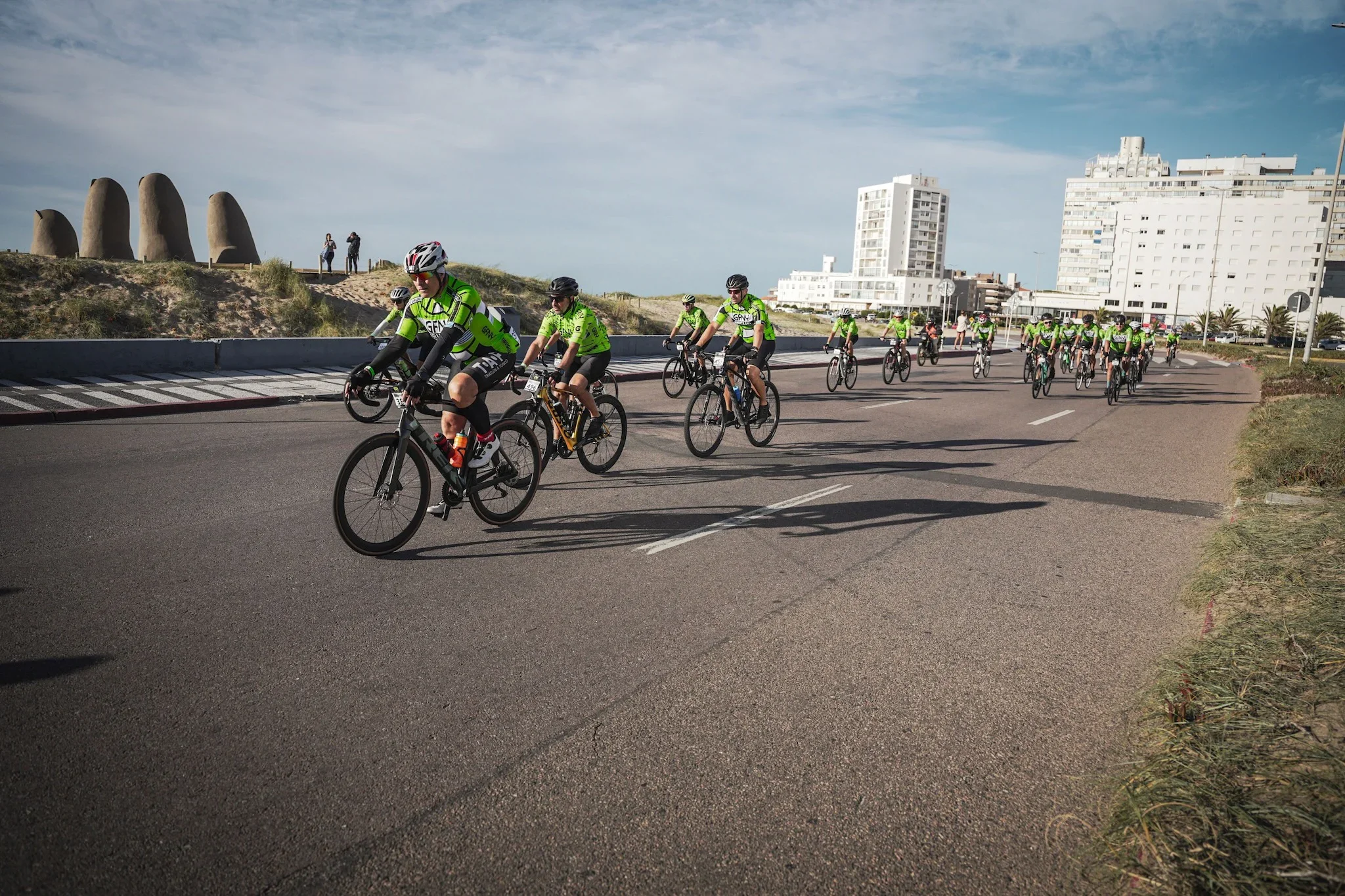 Pasando por la mano de Punta del Este