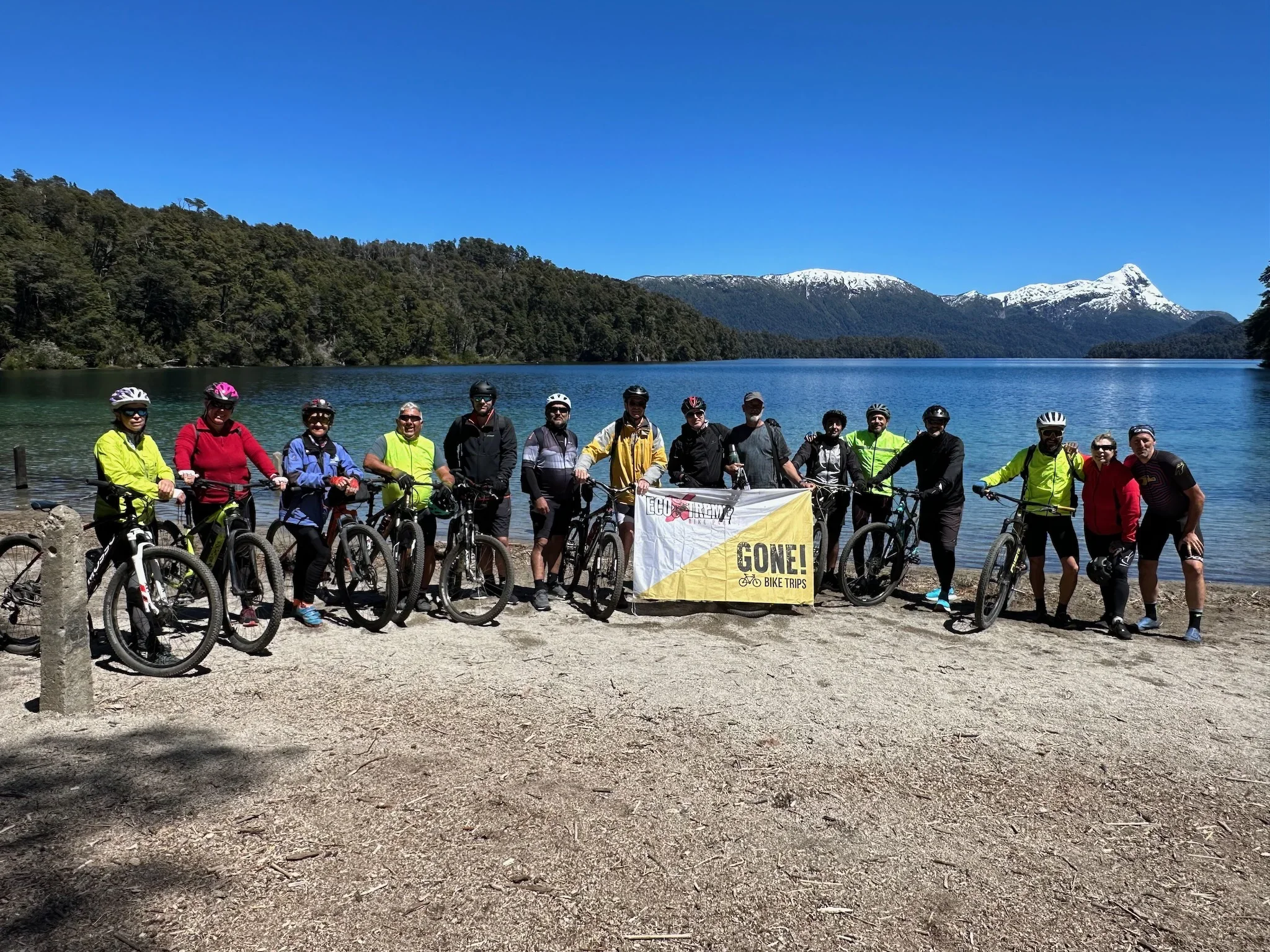 El grupo en el lago Correntoso