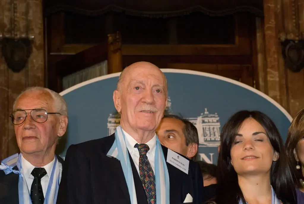 Roberto Elias recibe el premio Delfor Cabrera