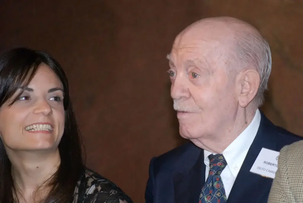 Roberto Elias recibe el premio Delfor Cabrera