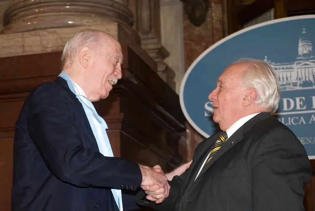 Roberto Elias recibe el premio Delfor Cabrera