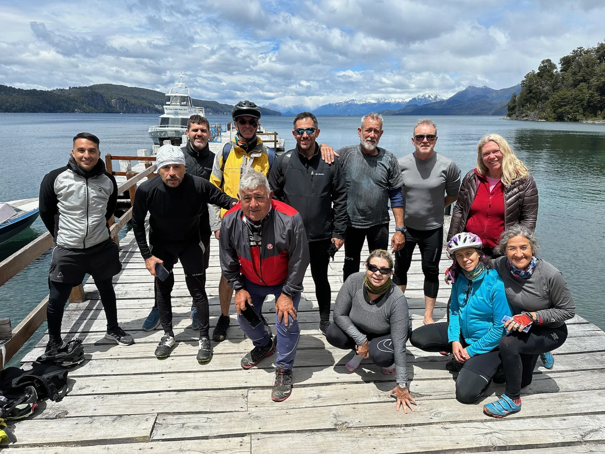 Foto grupal en el muelle del Bosque de Arrayanes
