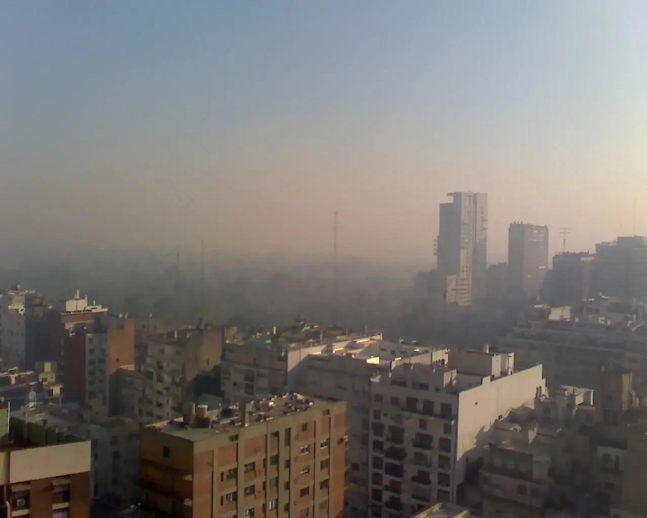 Av Las Heras cubierta de humo