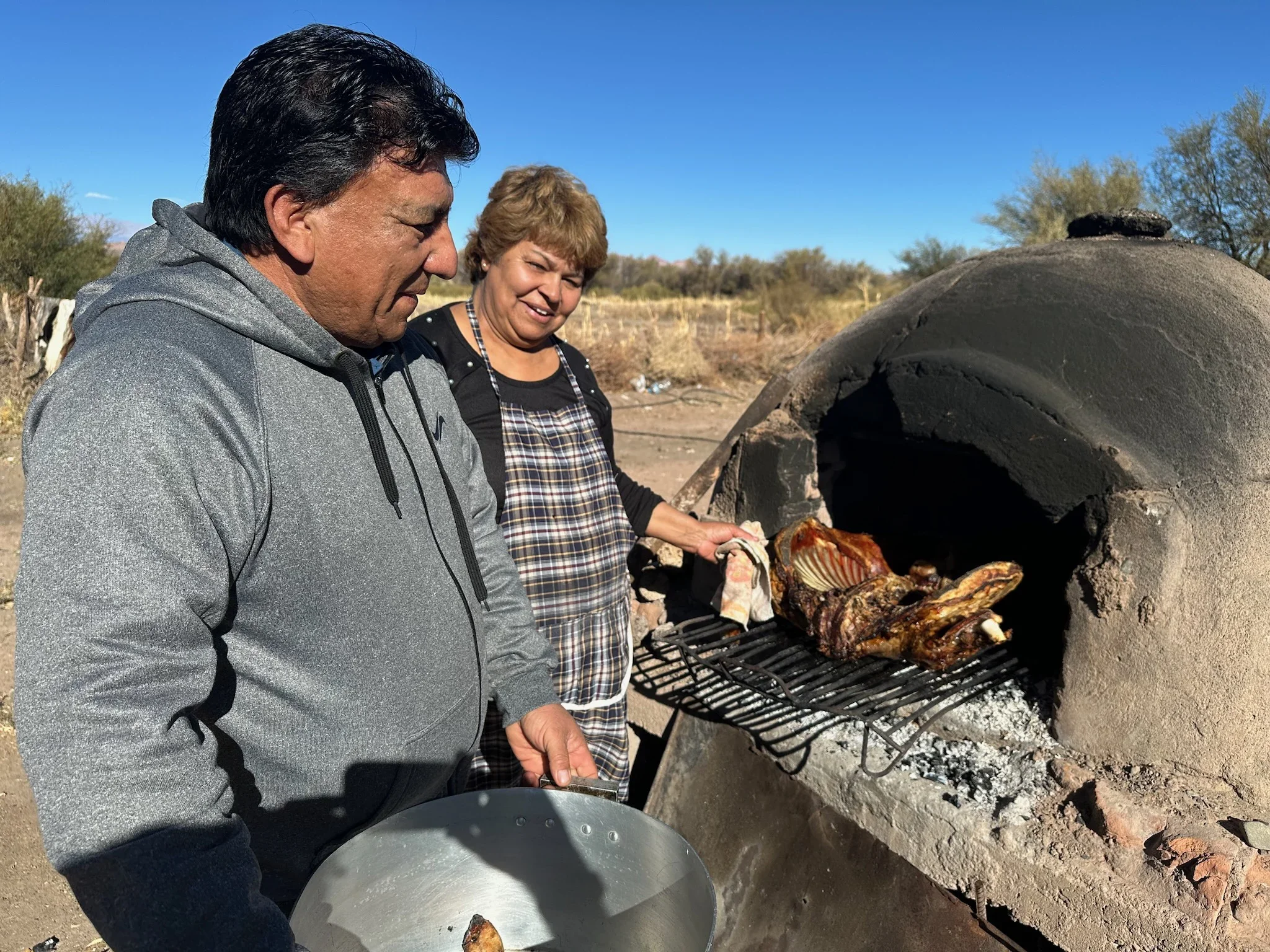 Niní y su marido preparando el cordero