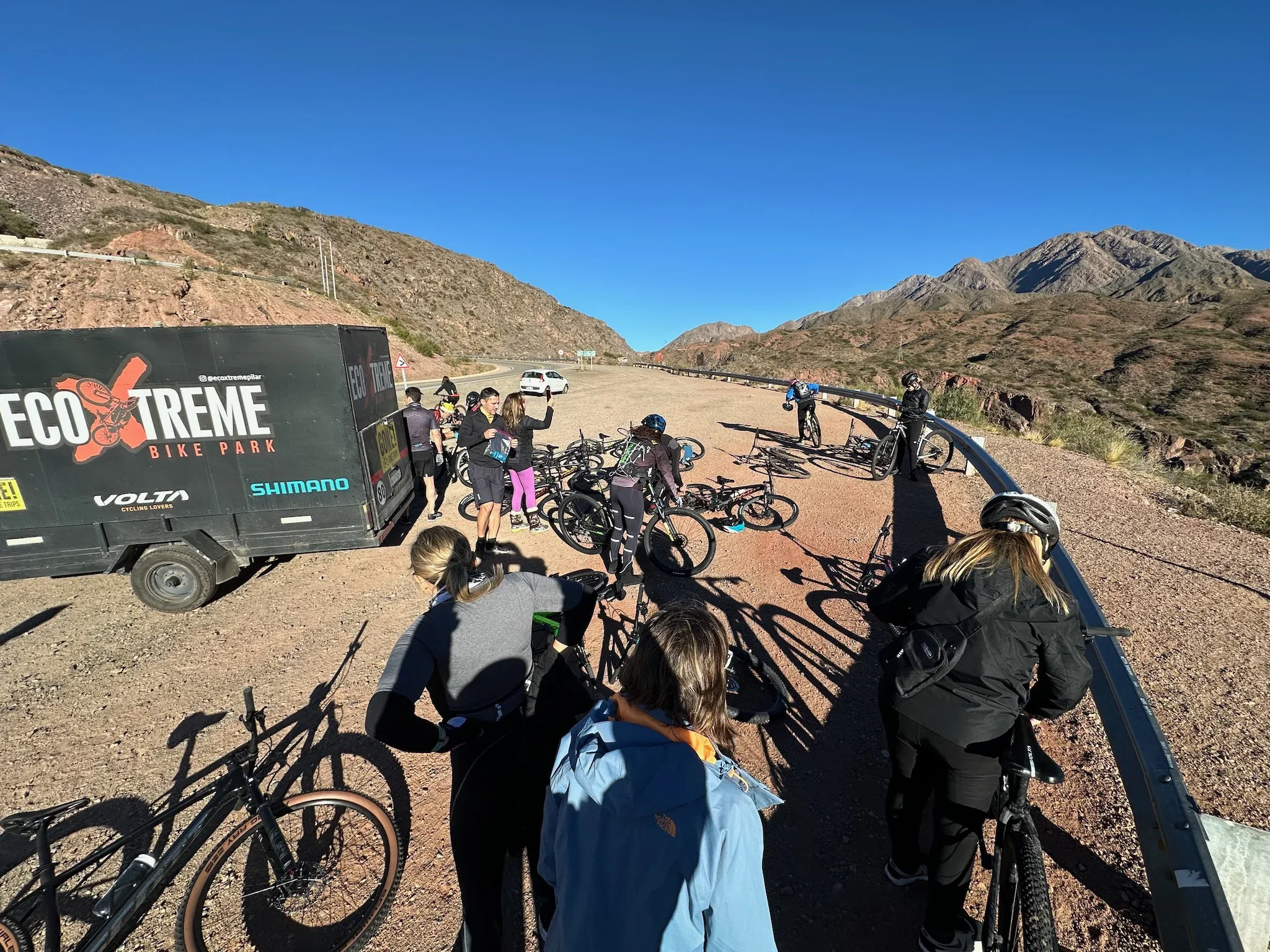 Las bicis listas para empezar a pedalear en la Cuesta de Miranda