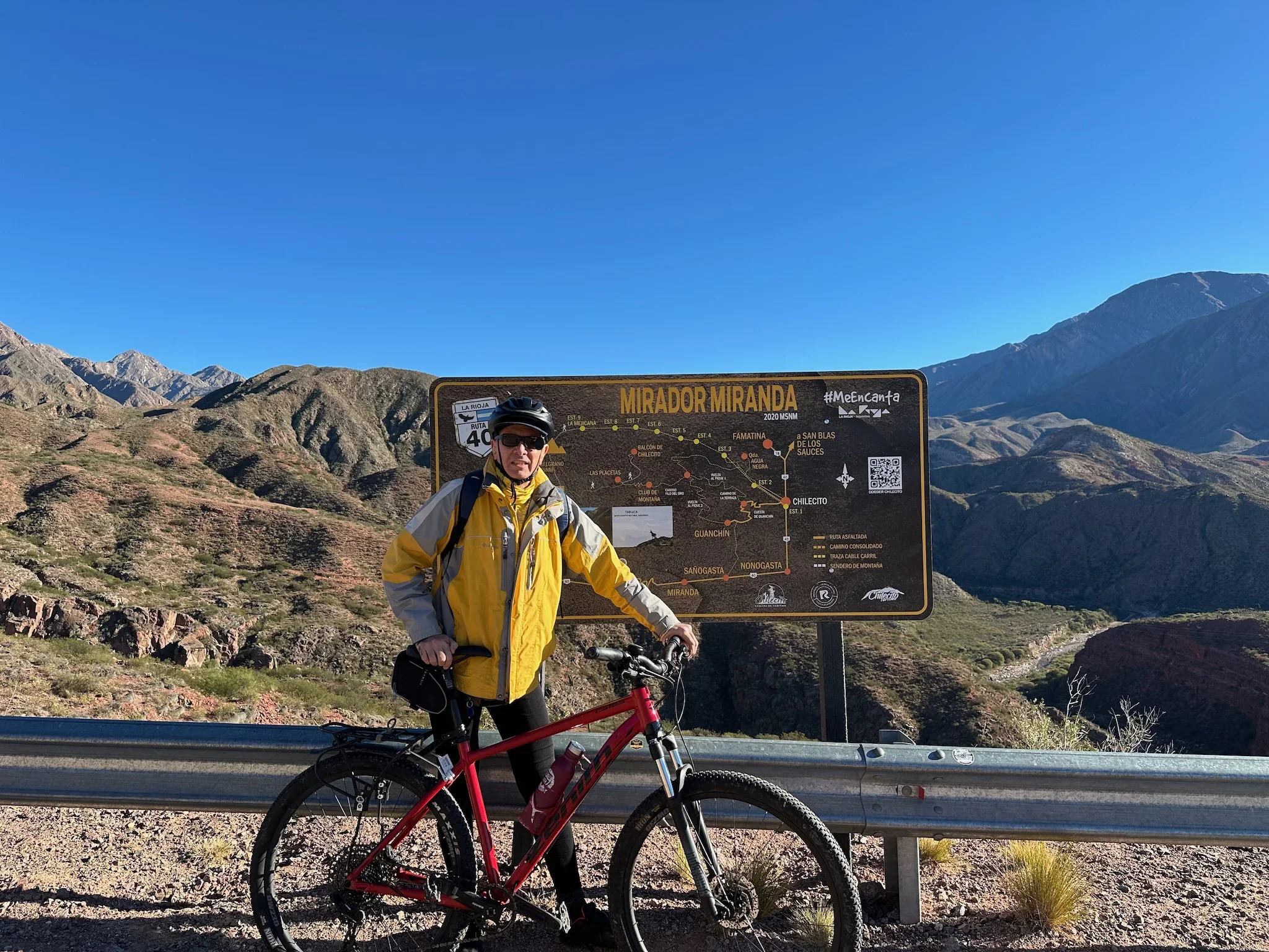 Mi viejo posando con el cartel que indica la vieja Ruta 40