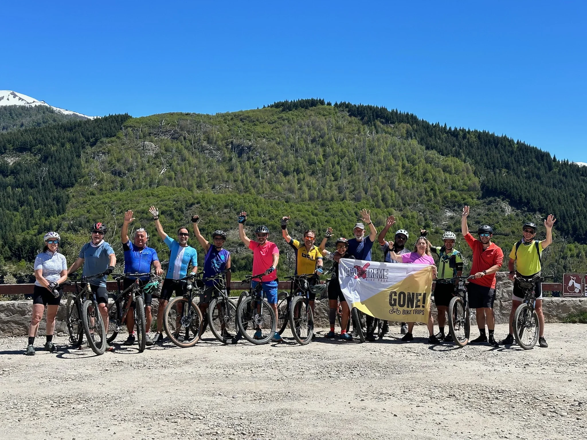 El grupo en el mirador del lago Machónico