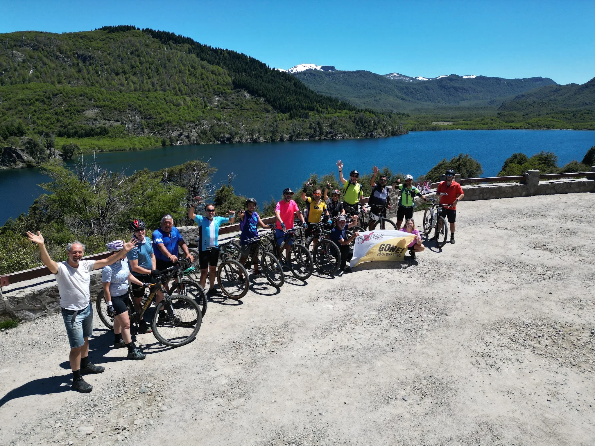El grupo en el mirador del lago Machónico