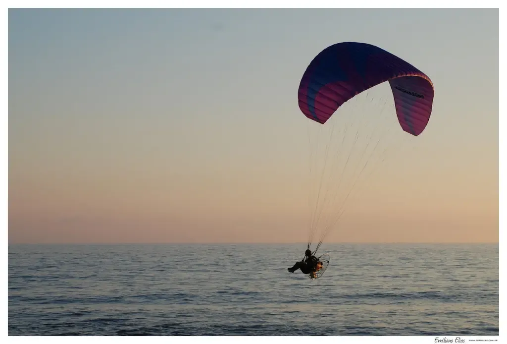 Paramotor sobre el mar