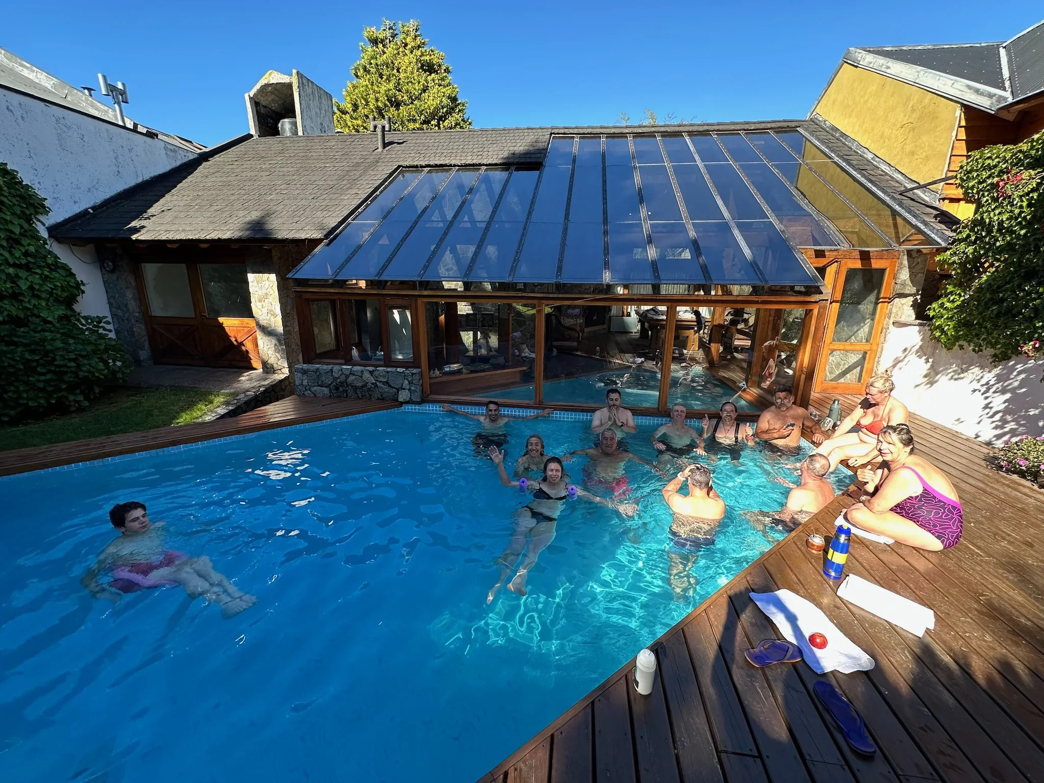 La pileta climatizada de la casona en San Martín de los Andes
