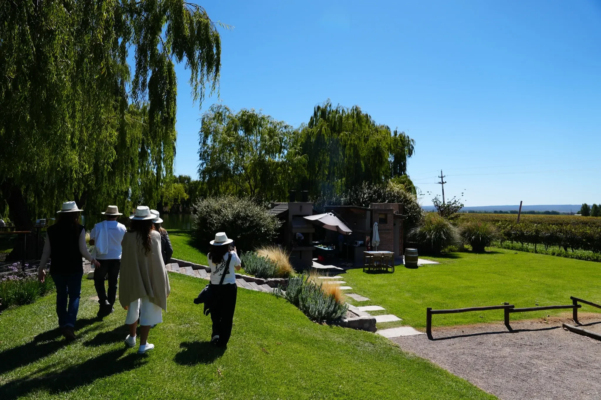 Recorriendo la bodega Doña Paula