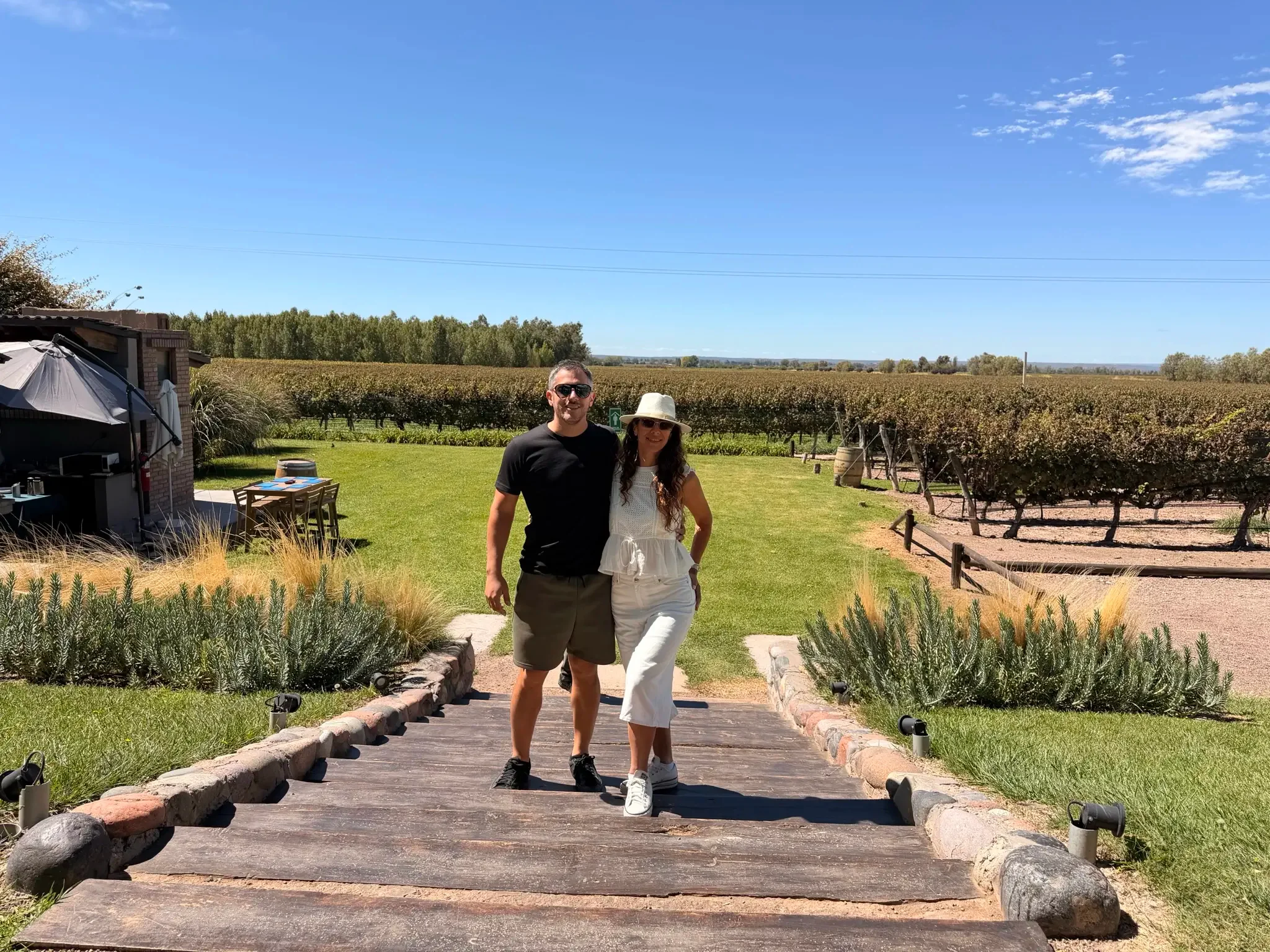 Recorriendo la bodega Doña Paula
