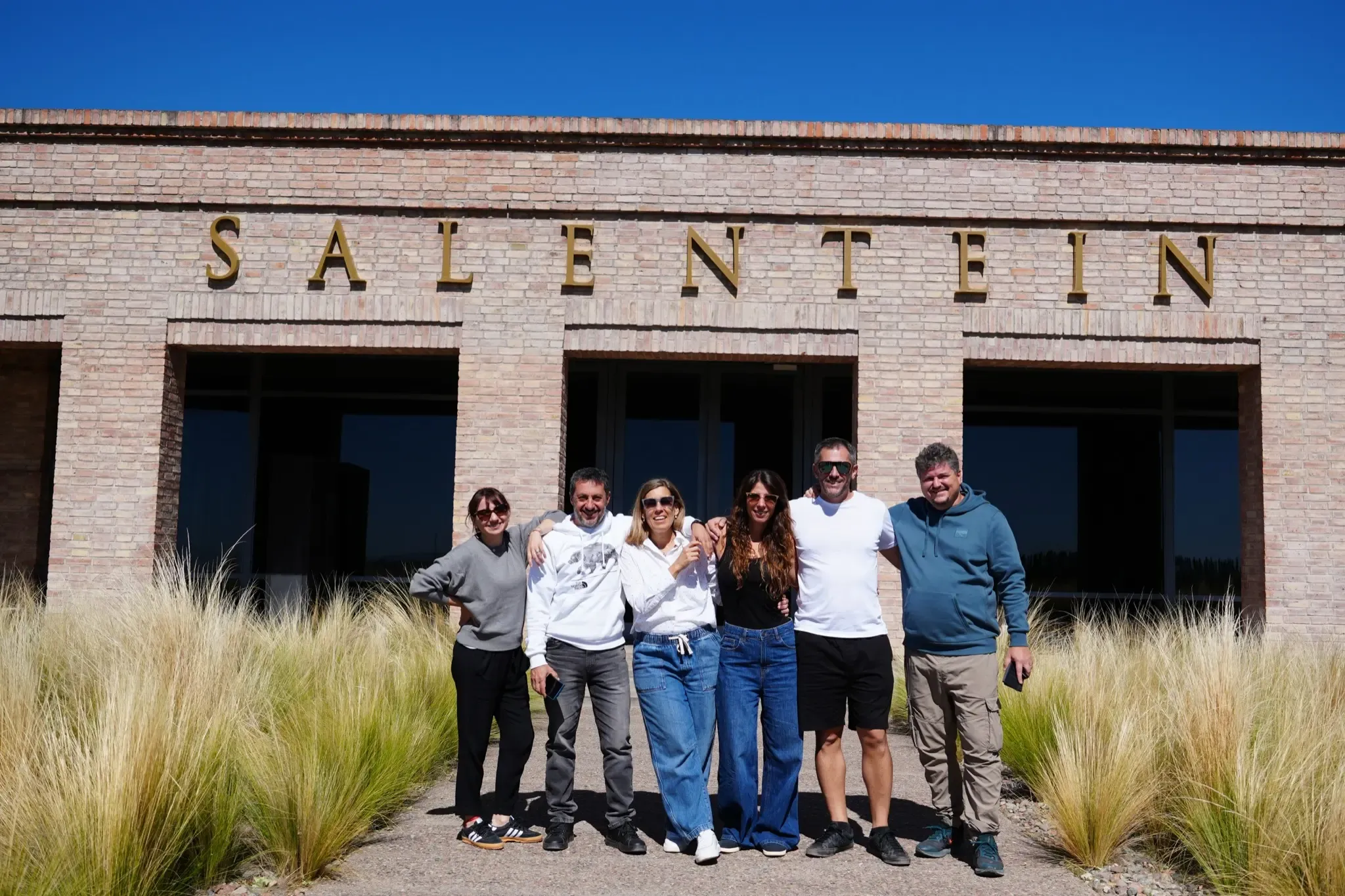 Recorriendo bodegas por Mendoza con amigos