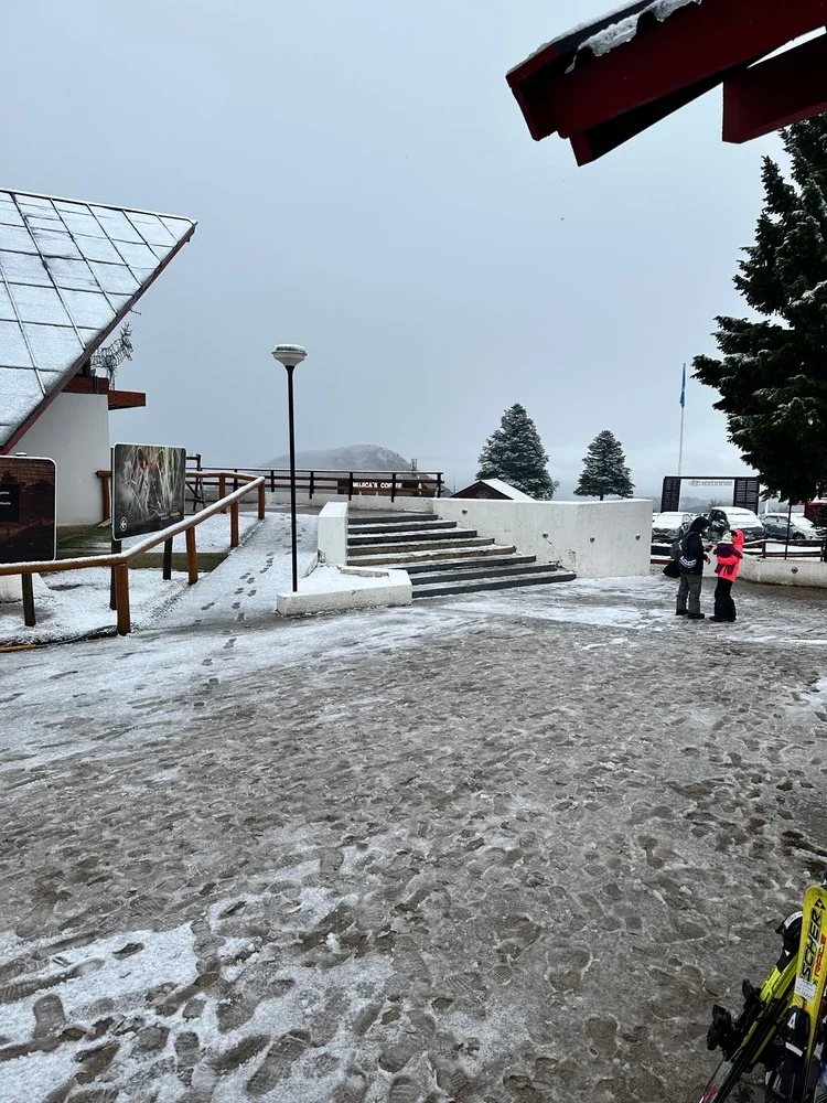 Nieve en la base del Cerro Chapelco
