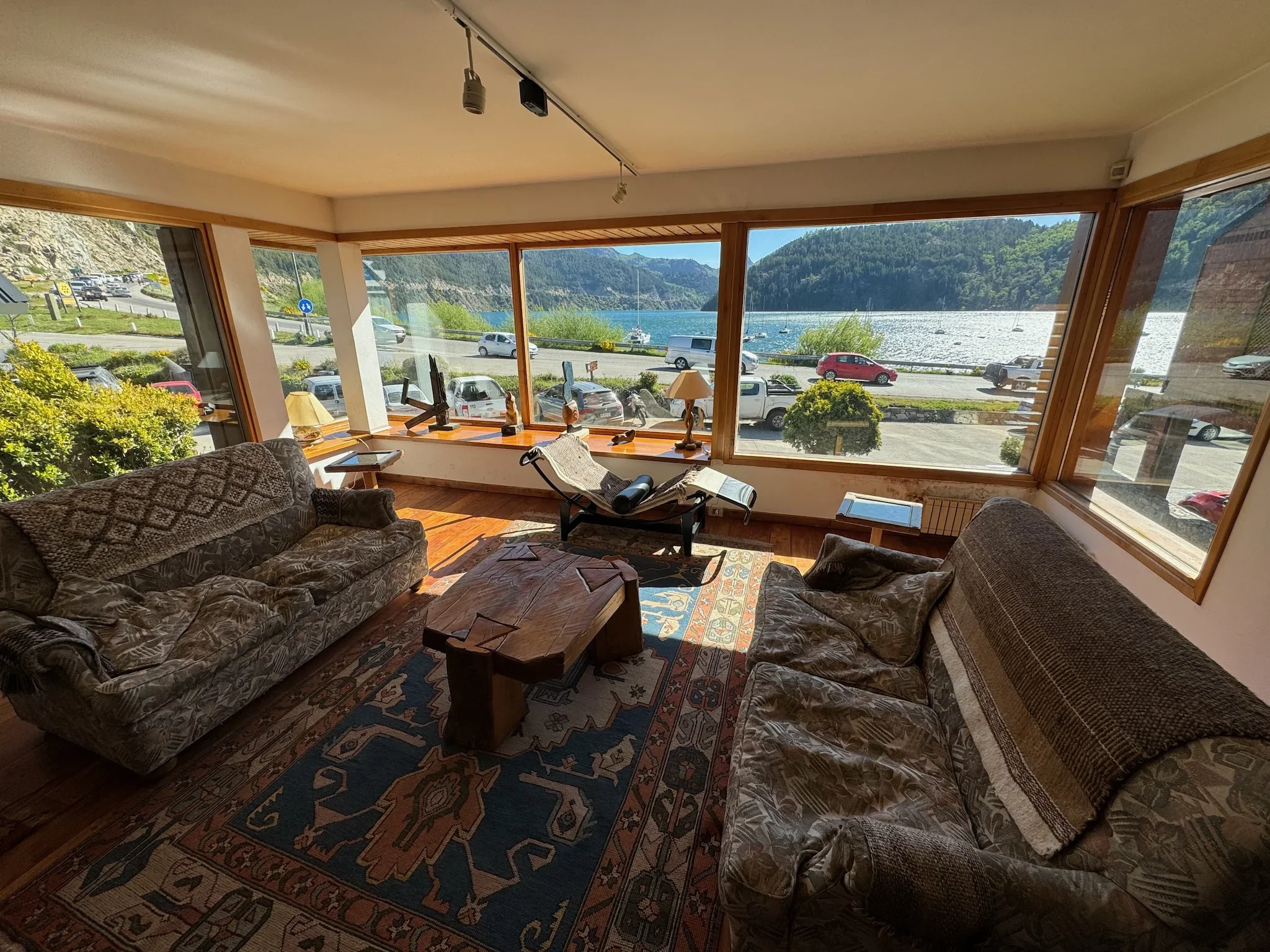 El living con la vista en la casona de San Martín de los Andes