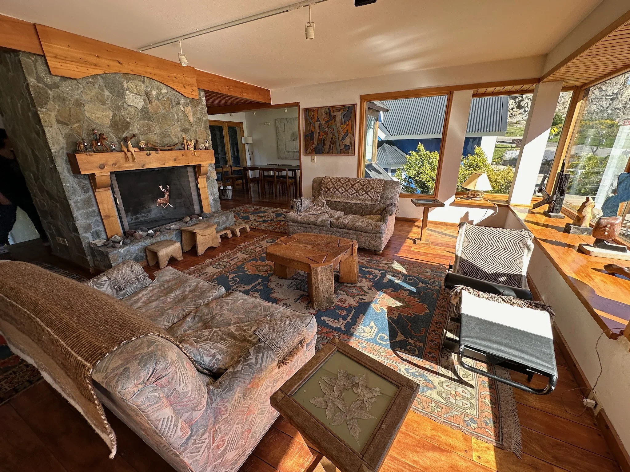 El living con la vista en la casona de San Martín de los Andes