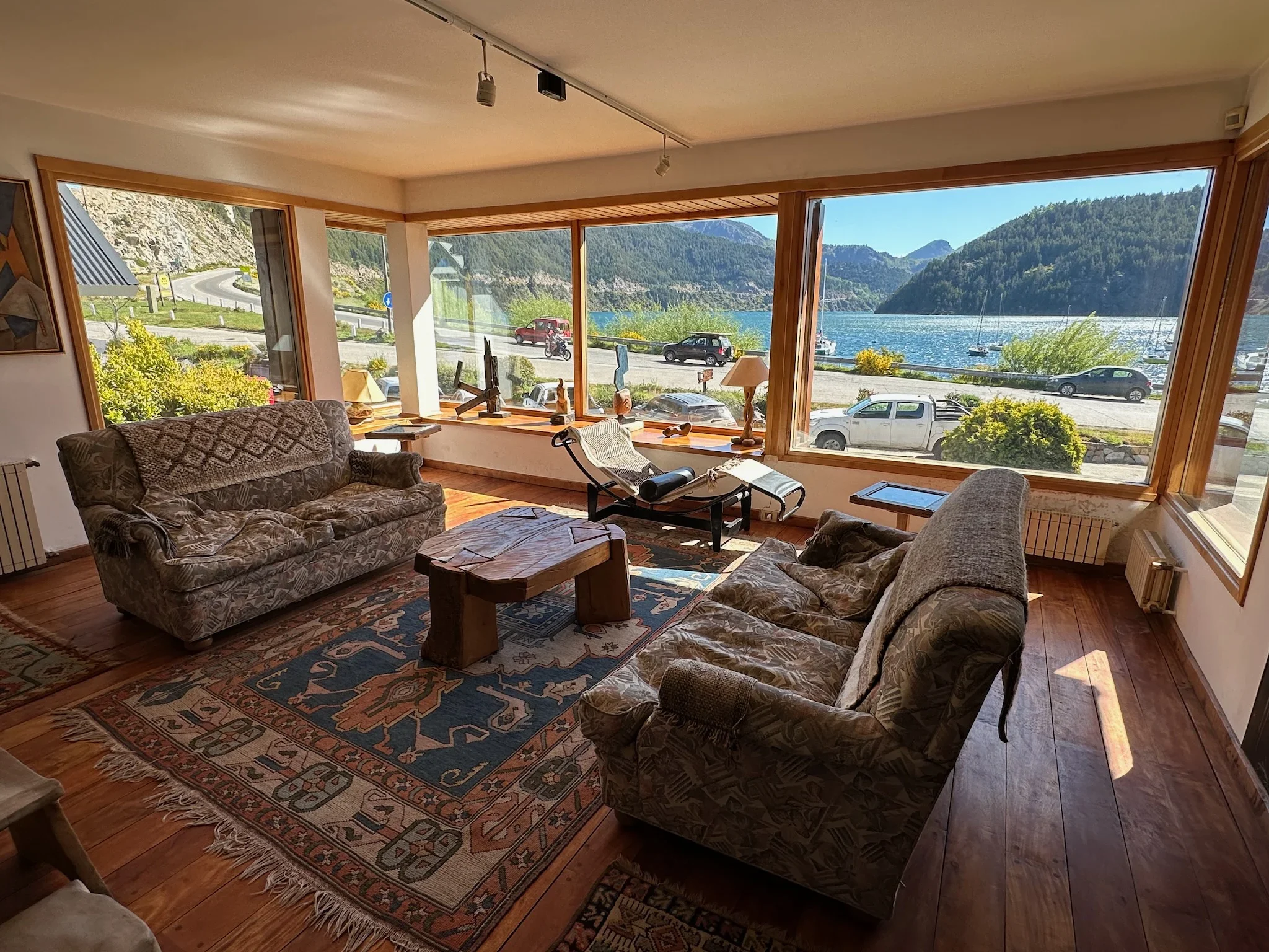 El living con la vista en la casona de San Martín de los Andes